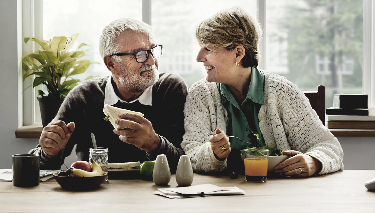 elderly couple eating lunch