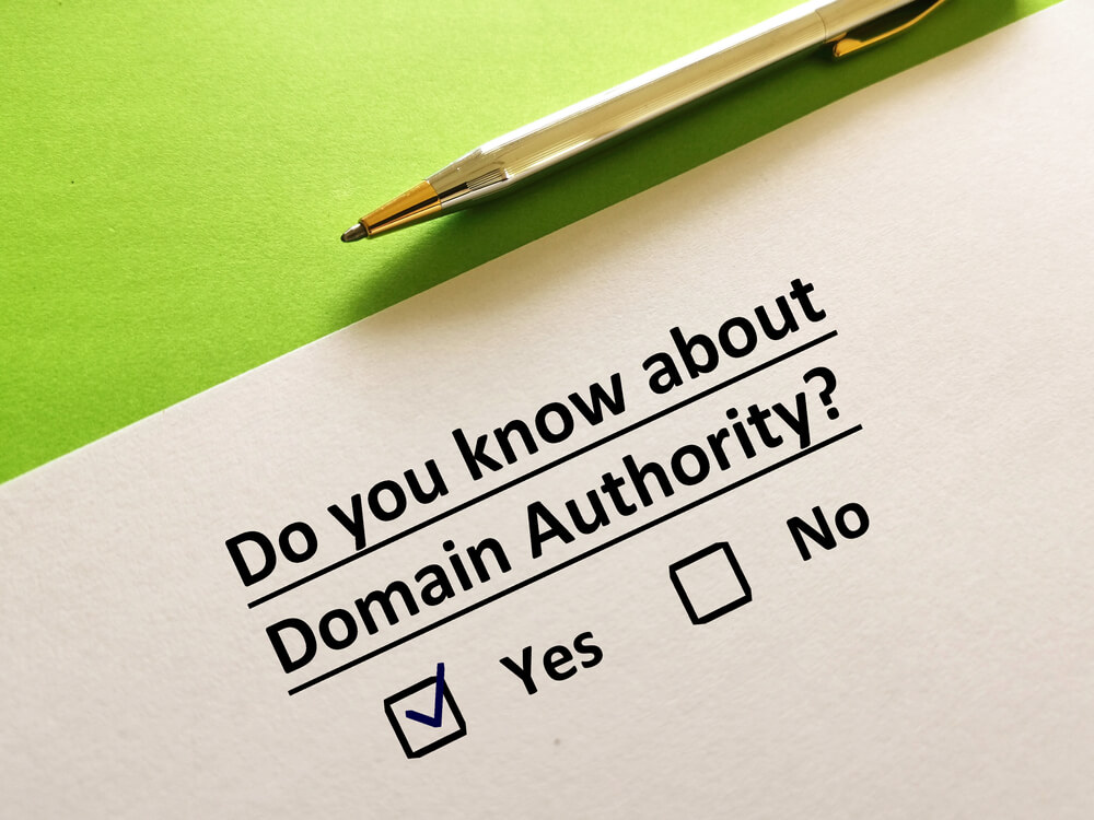A piece of paper reads "Do you know about domain authority?" with two checkboxes.